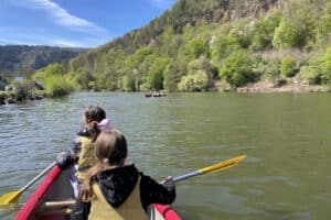 Kanu mit Kindern auf dem Neckar