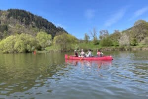 Kanu mit Kindern auf dem Neckar