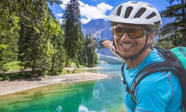 Radfahrer am Pragser Waldsee Sürdirol