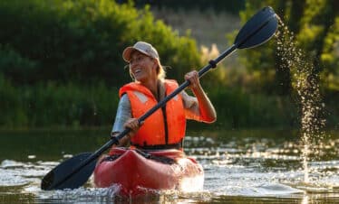 junge Frau im Einer Kajak